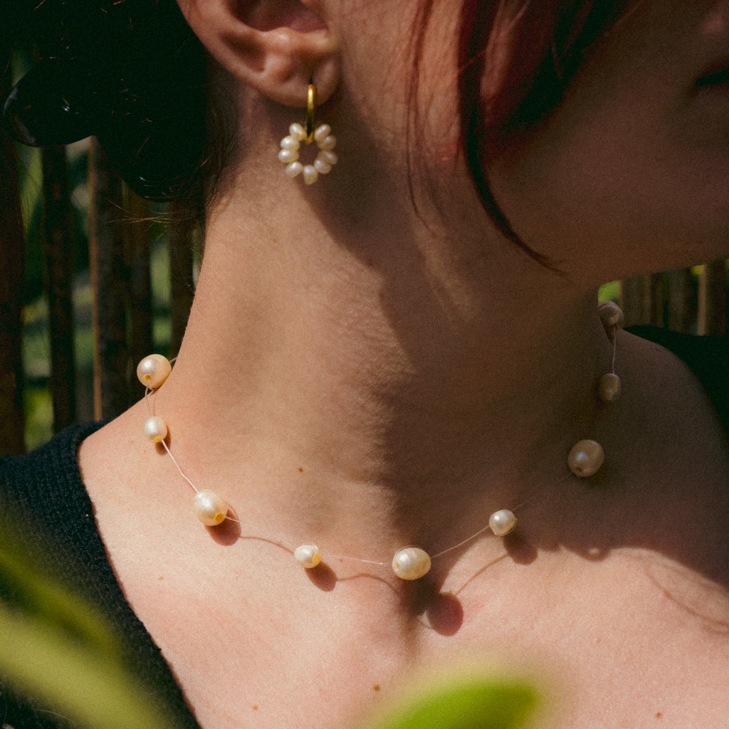 Handmade Calypso pearl gold hoop earrings – Feminine Creatures