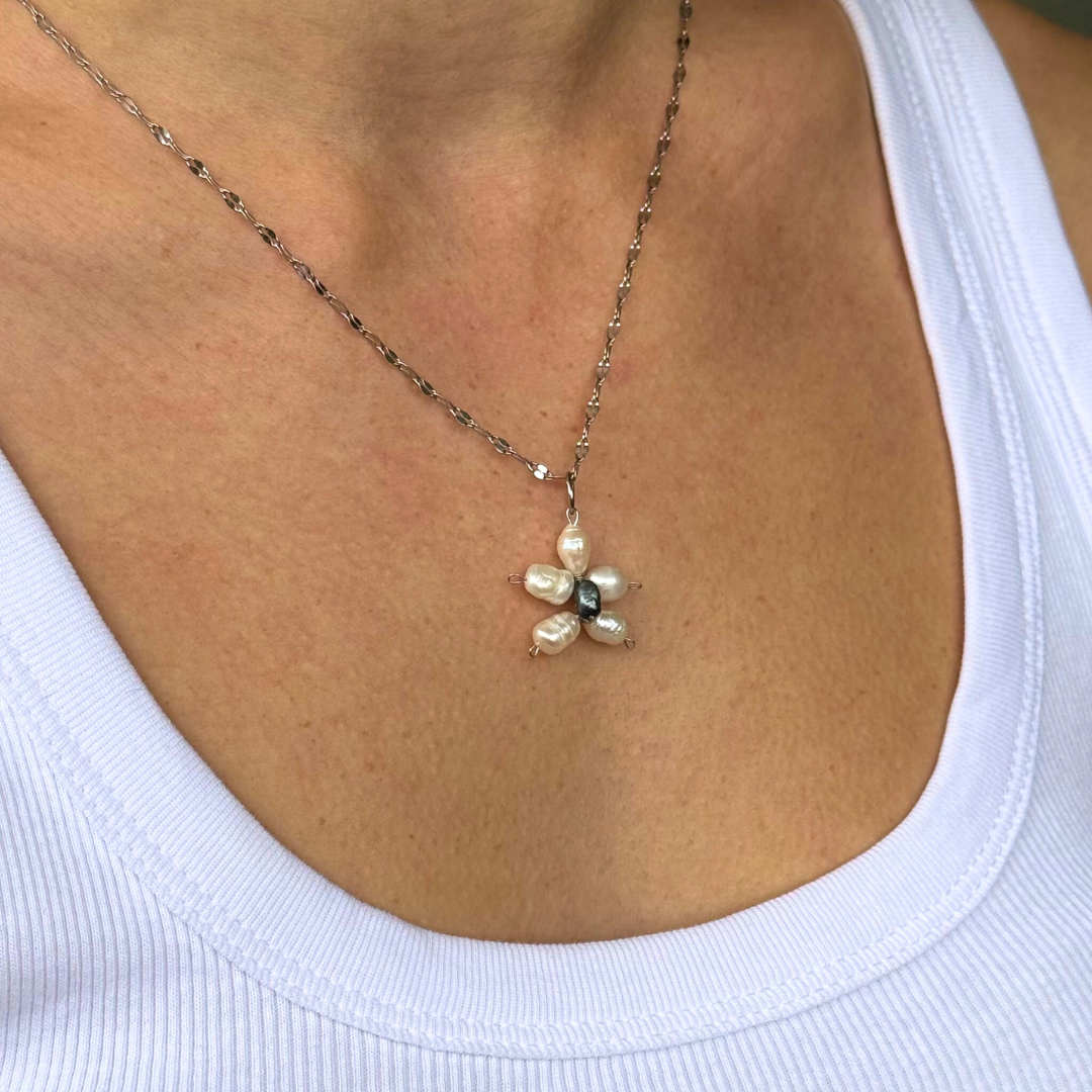 Το Κολιέ Φεγγαρόλουλουδιού