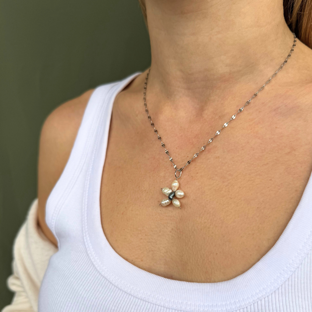 Το Κολιέ Φεγγαρόλουλουδιού