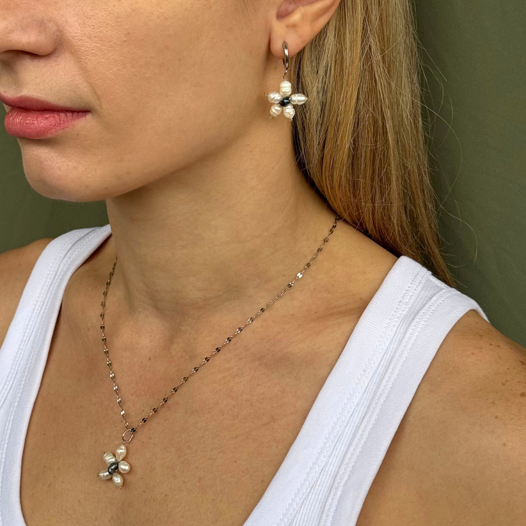 Το Κολιέ Φεγγαρόλουλουδιού