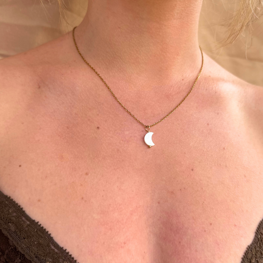 Κολιέ με απαλό φεγγαρόφωτο