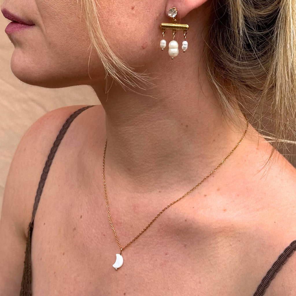 Κολιέ με απαλό φεγγαρόφωτο