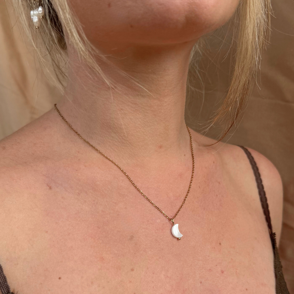 Κολιέ με απαλό φεγγαρόφωτο