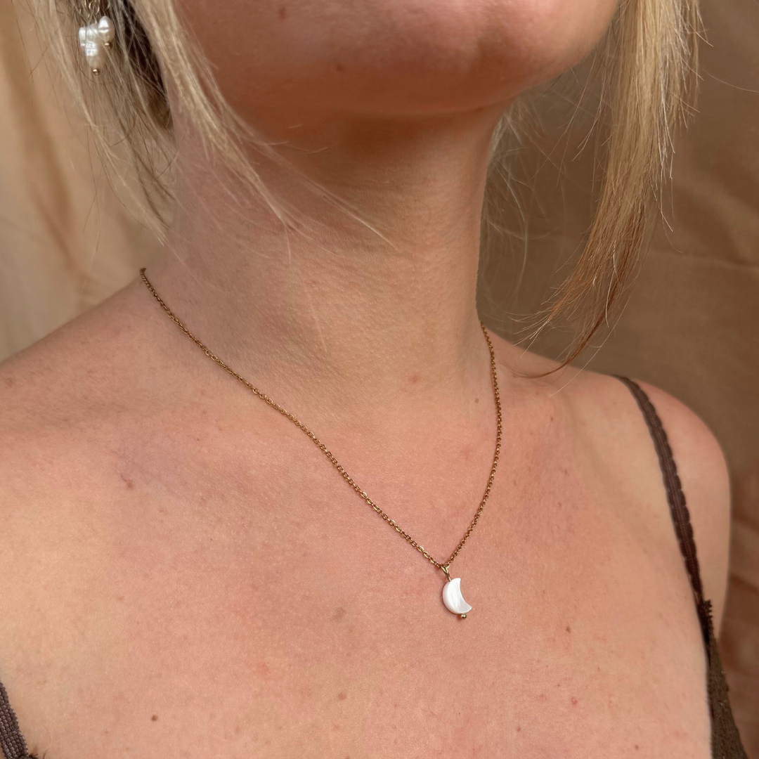 Κολιέ με απαλό φεγγαρόφωτο