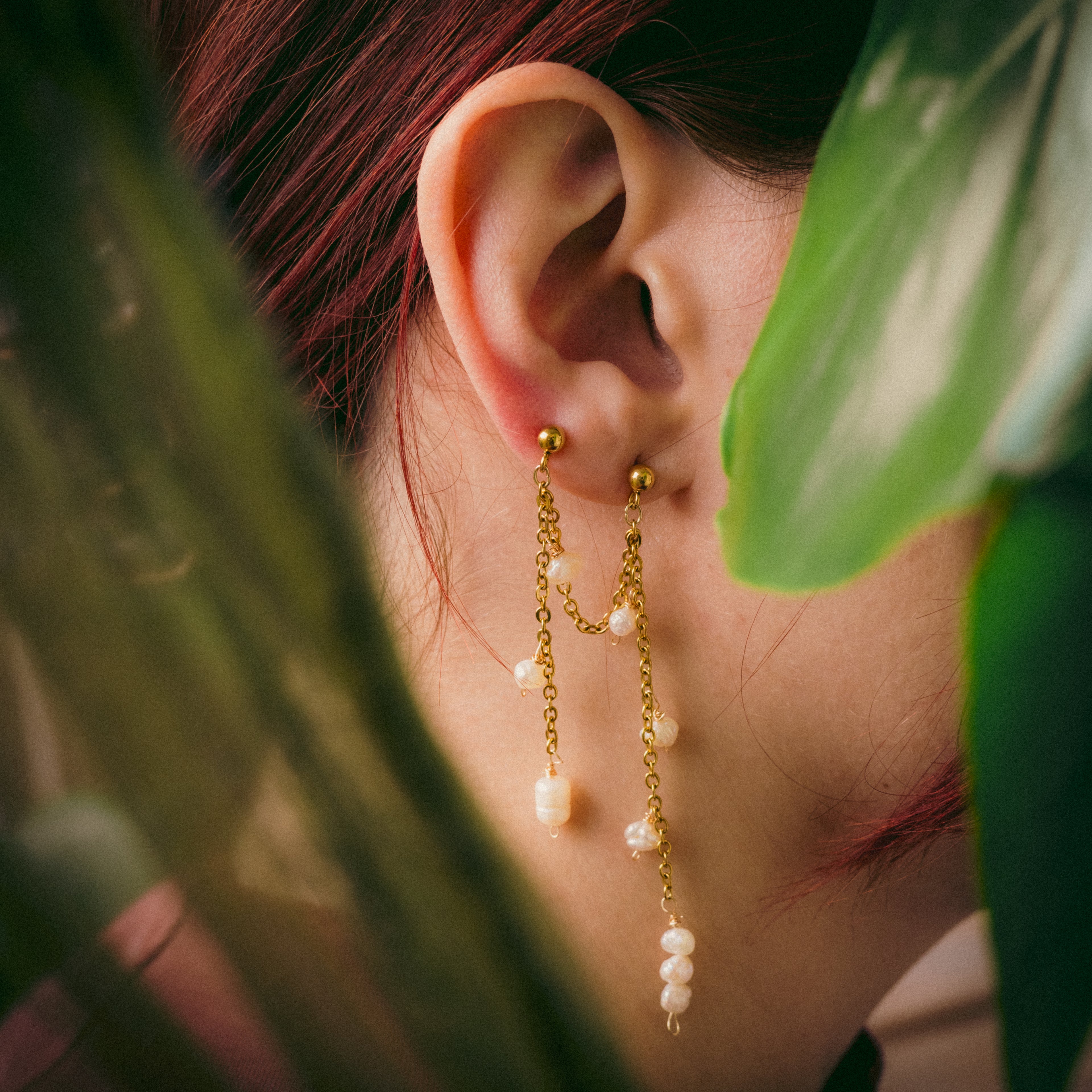 Stardust earrings in gold with floating pearls – Feminine Creatures
