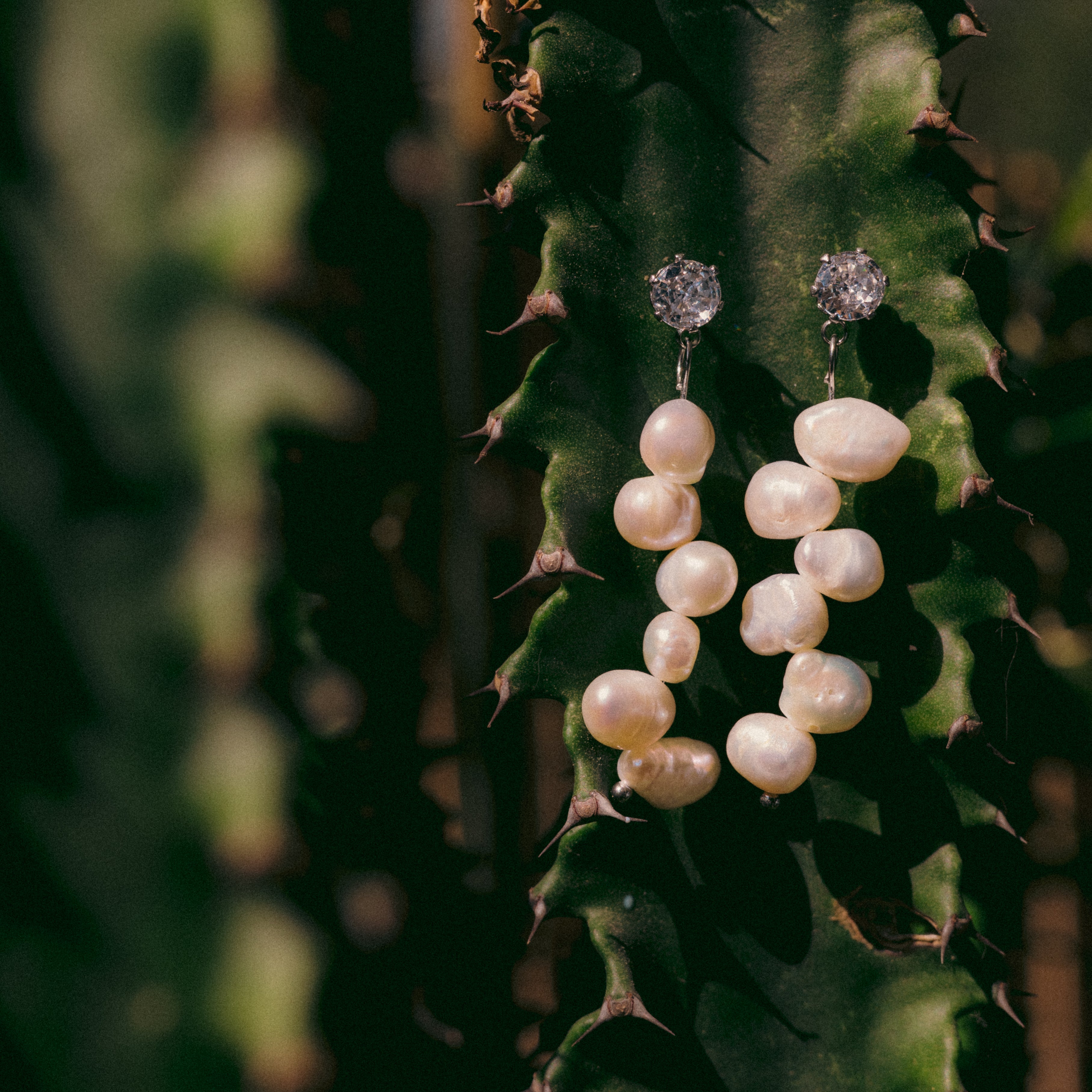 Pure Form earrings detail – Feminine Creatures
