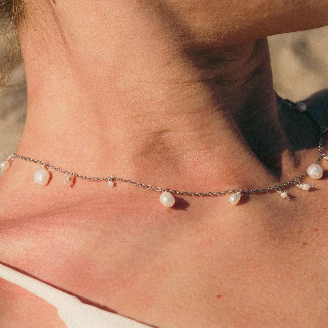 Arete necklace detail – Feminine Creatures