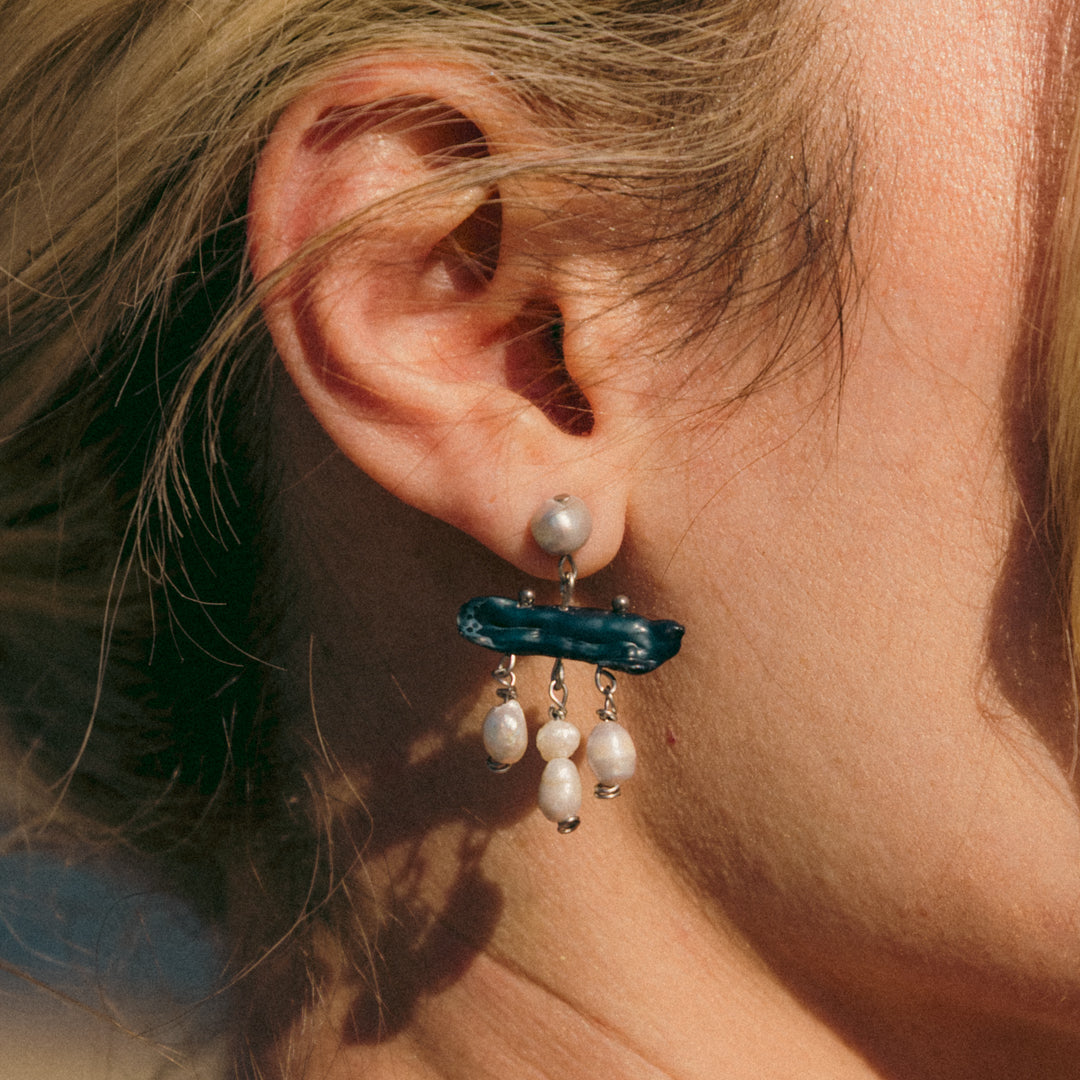 Handmade Nyx grey and blue pearl earrings – Feminine Creatures