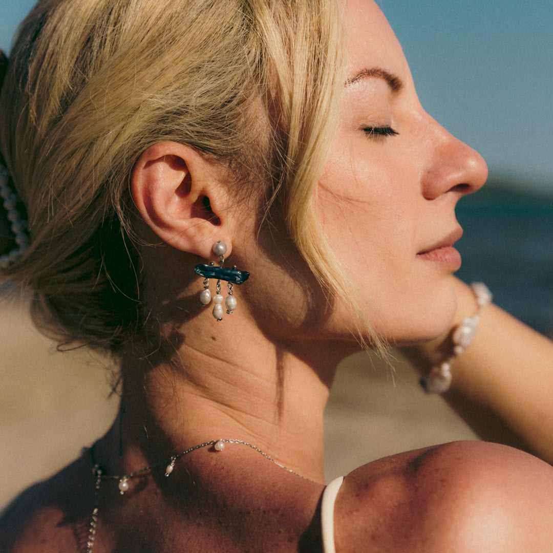 The Nyx earrings with grey and dark blue pearls – Feminine Creatures
