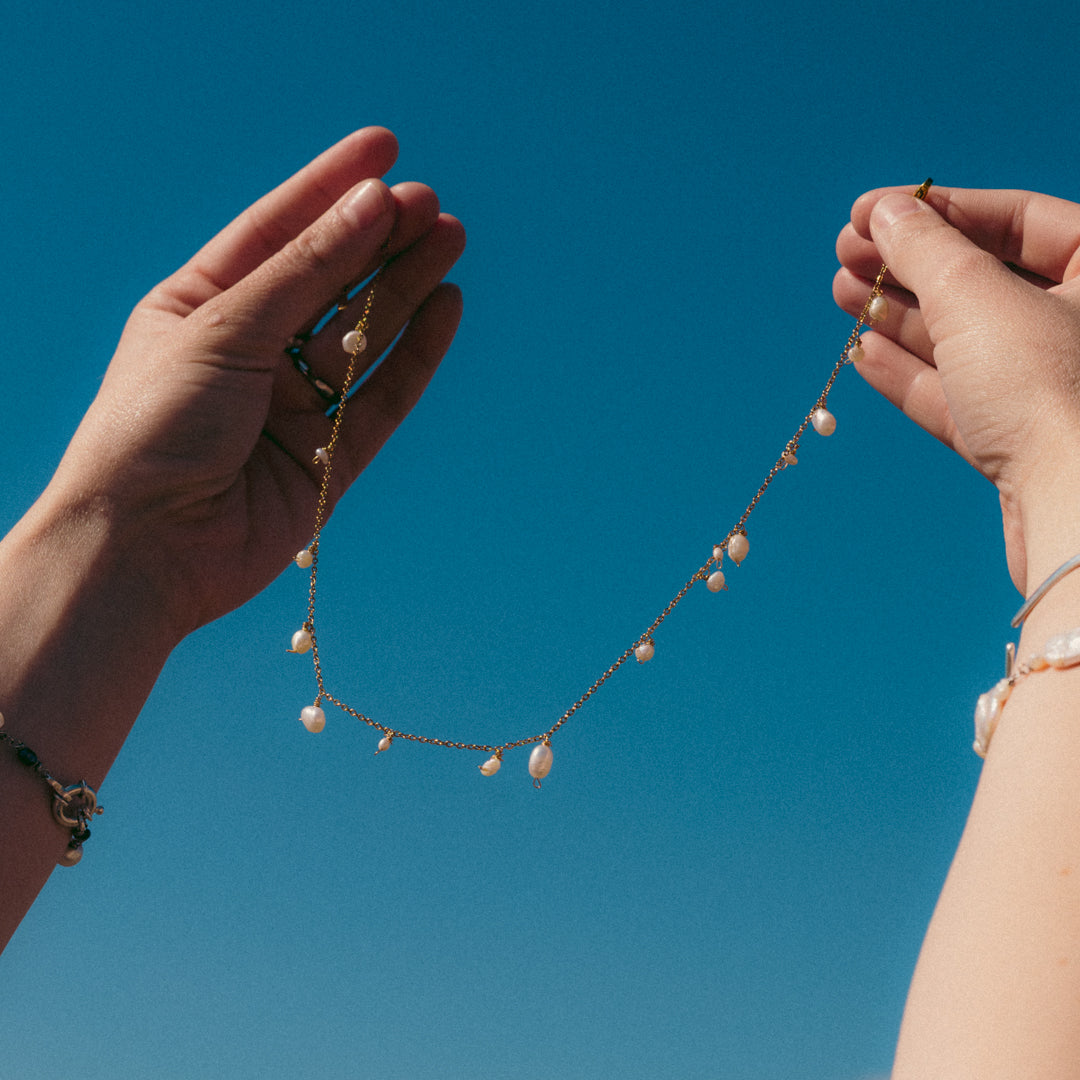Arete necklace in gold scattered with freshwater pearls – Feminine Creatures