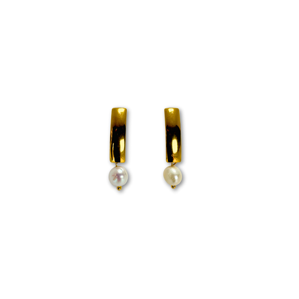 Kallista pearl drop earrings worn by a model – Feminine Creatures