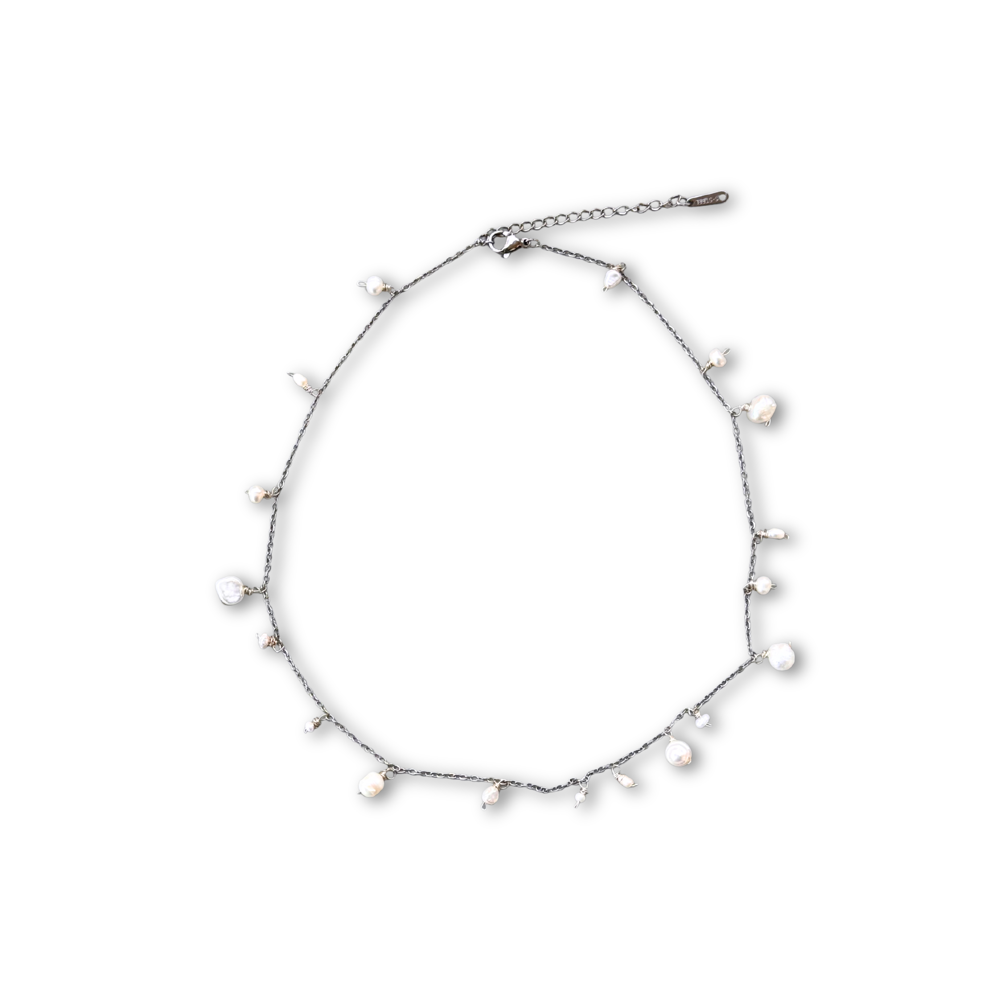 Arete silver pearl necklace worn by a model – Feminine Creatures