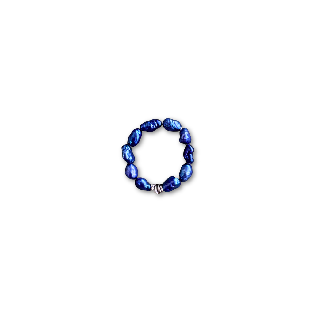 Midnight Pearl ring detail – Feminine Creatures