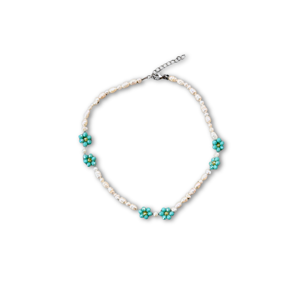 Jasmine necklace worn by a model – Feminine Creatures
