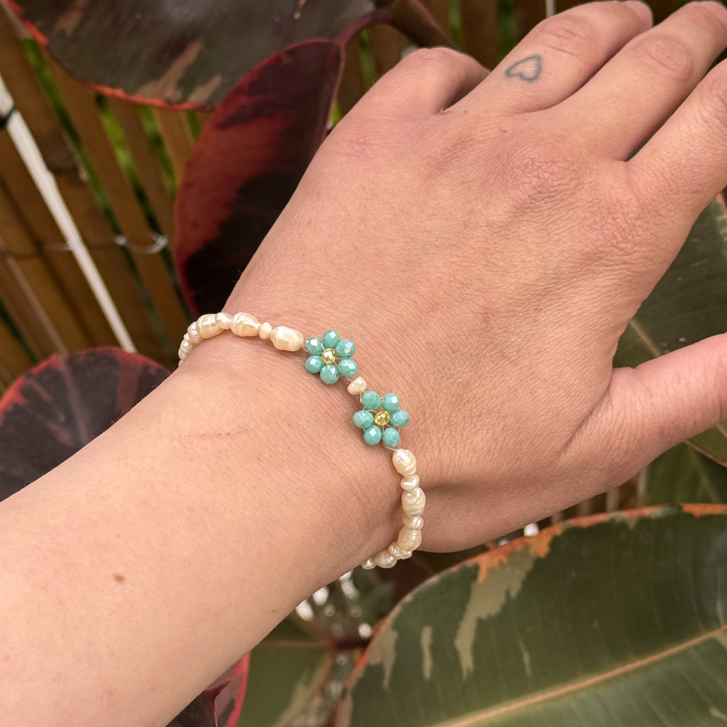 Jasmine bracelet with pearls and turquoise crystal flowers – Feminine Creatures