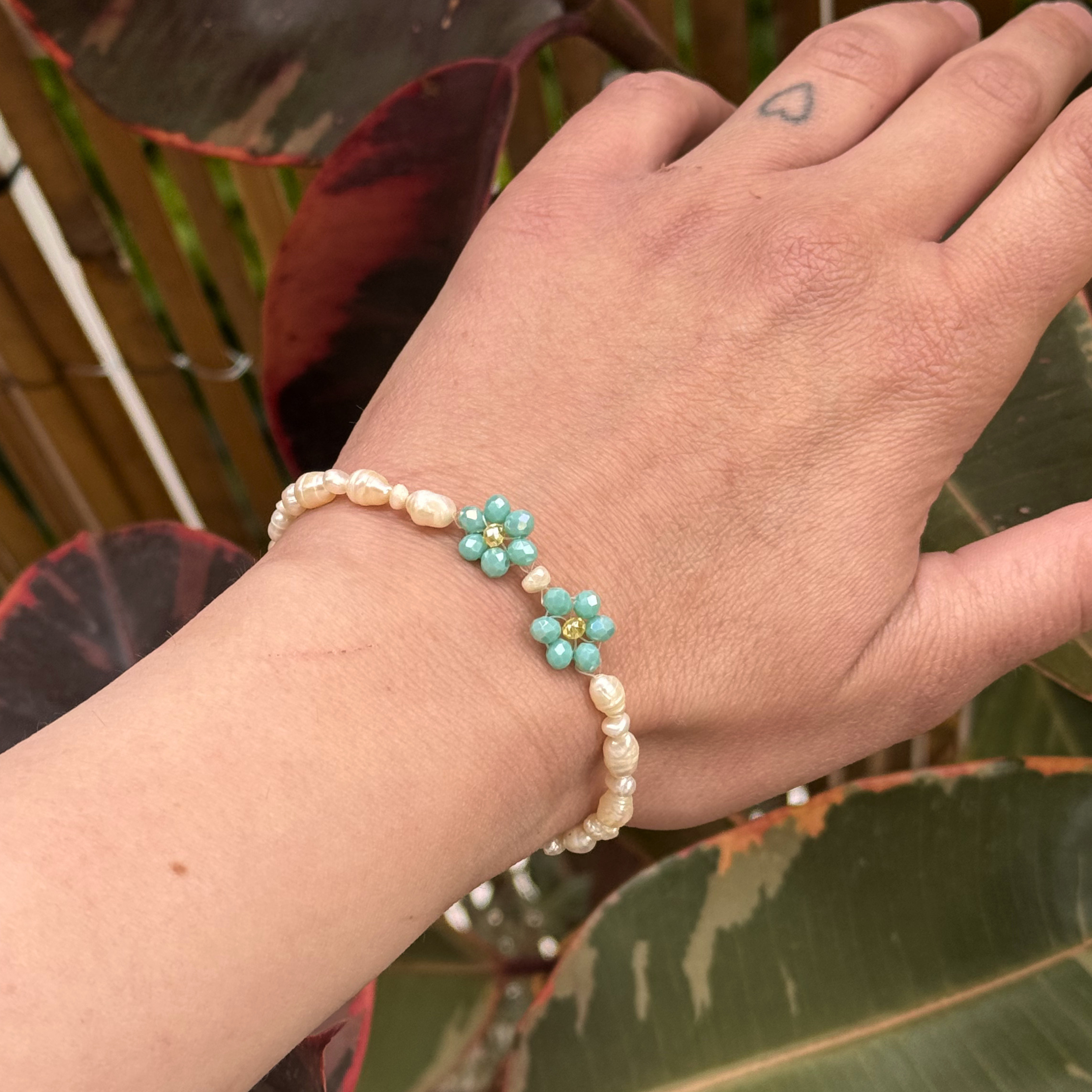 Jasmine bracelet with pearls and turquoise crystal flowers – Feminine Creatures