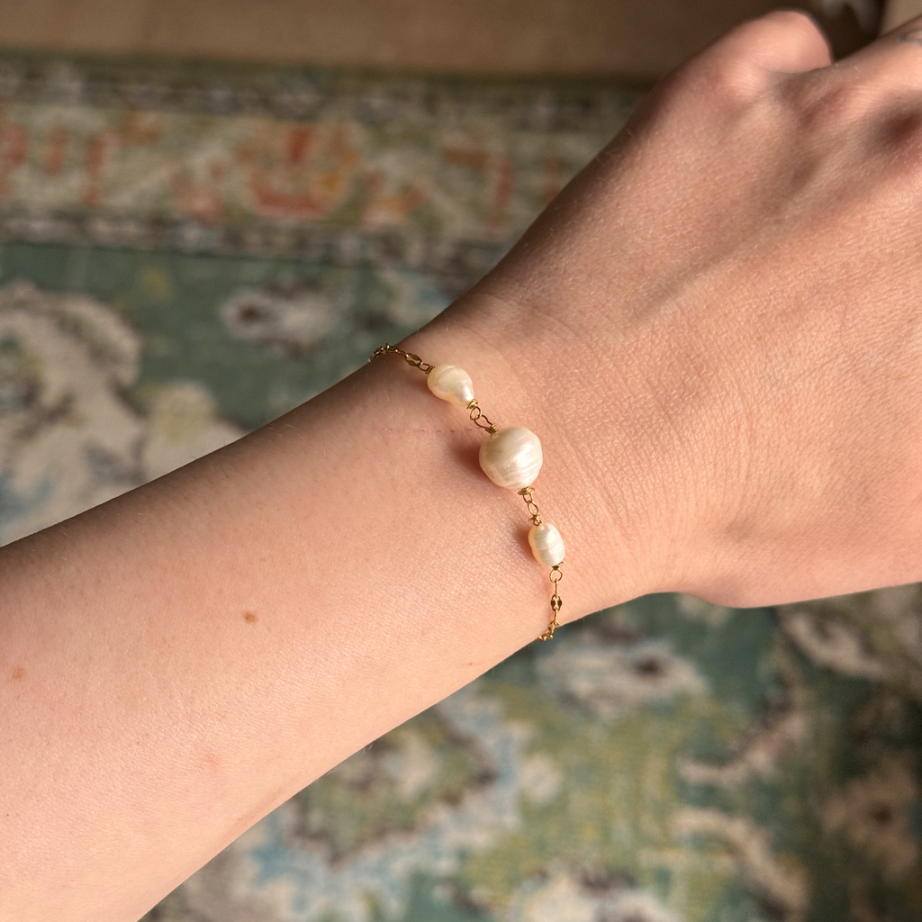 Herema bracelet in gold with three freshwater pearls – Feminine Creatures
