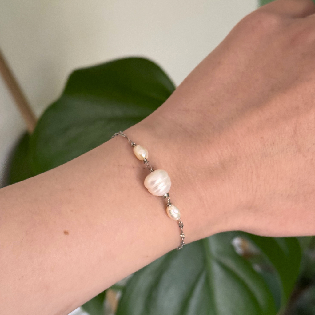 Herema bracelet in silver with three freshwater pearls – Feminine Creatures