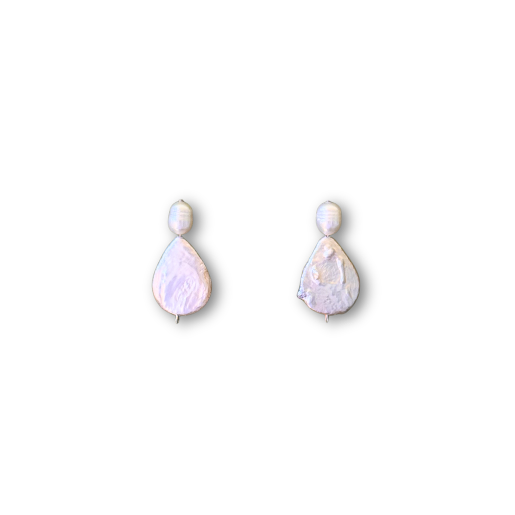 Lunar earrings detail – Feminine Creatures