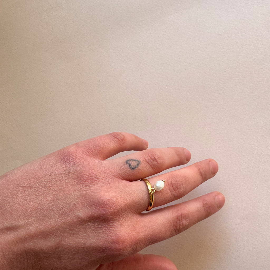 Handmade Athena dangling pearl gold ring – Feminine Creatures