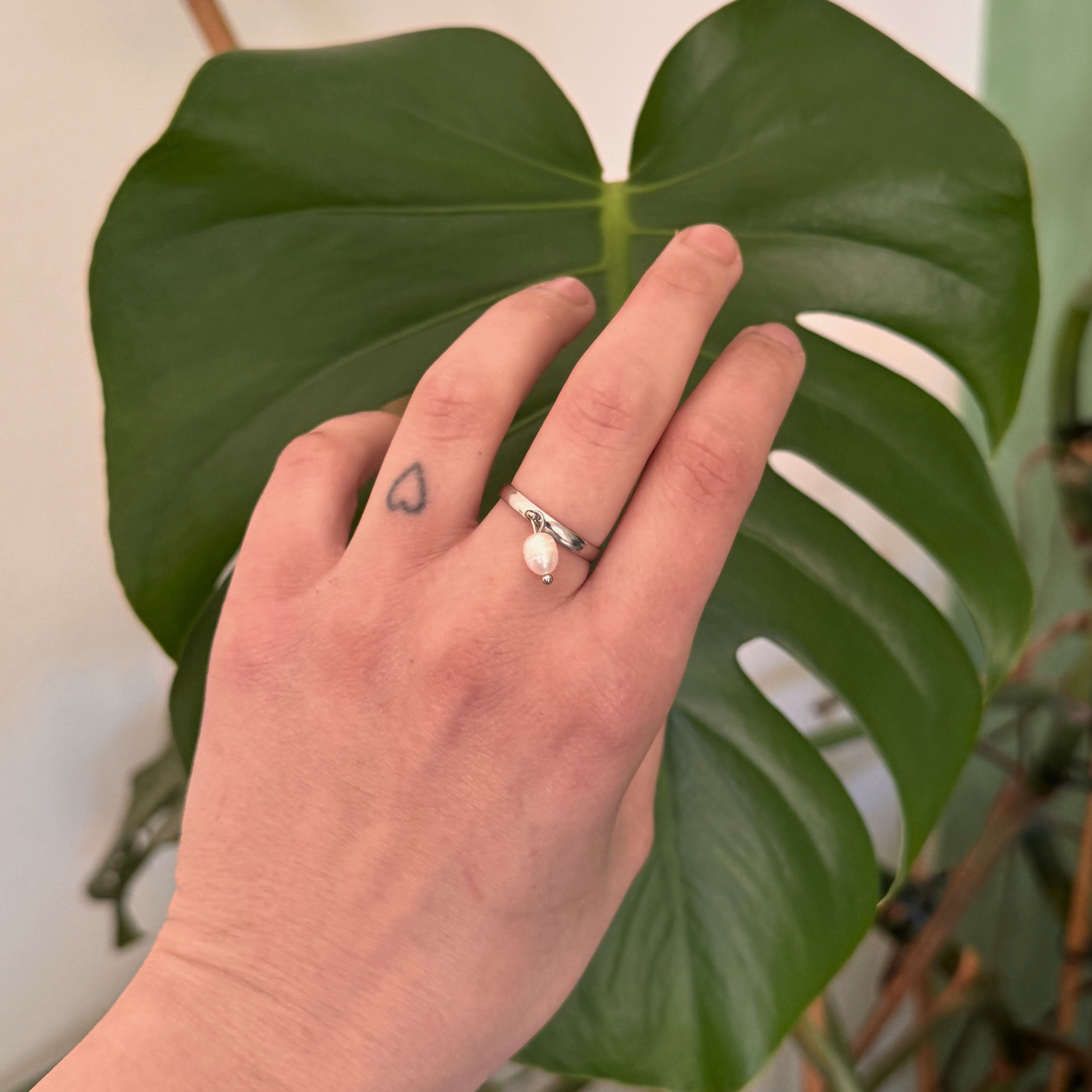 Nephele ring with dangling freshwater pearl in silver – Feminine Creatures