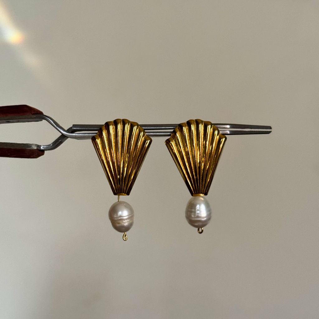 Theia gold shell and pearl earrings – Feminine Creatures
