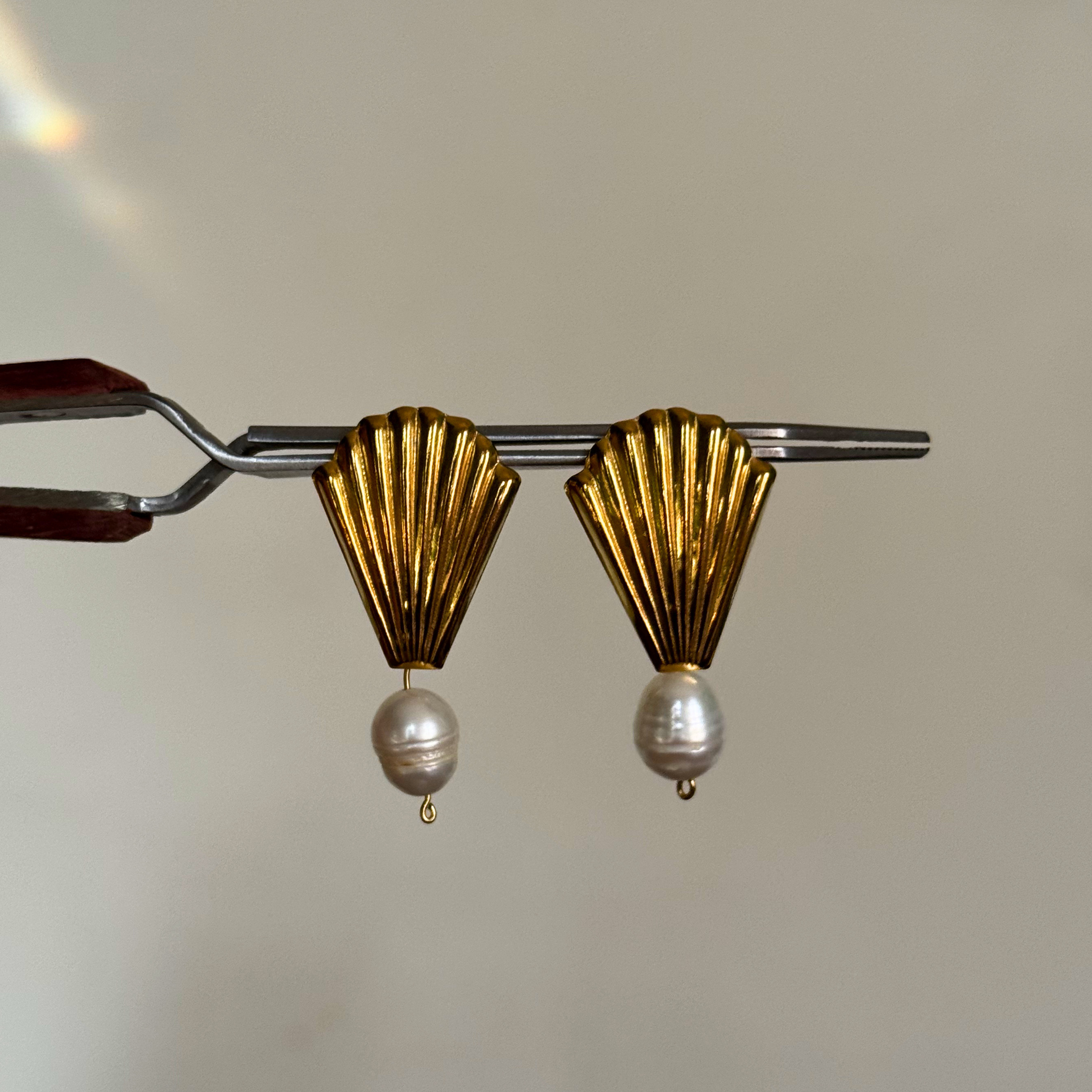 Theia gold shell and pearl earrings – Feminine Creatures