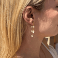 Arete earrings in gold with scattered pearls – Feminine Creatures