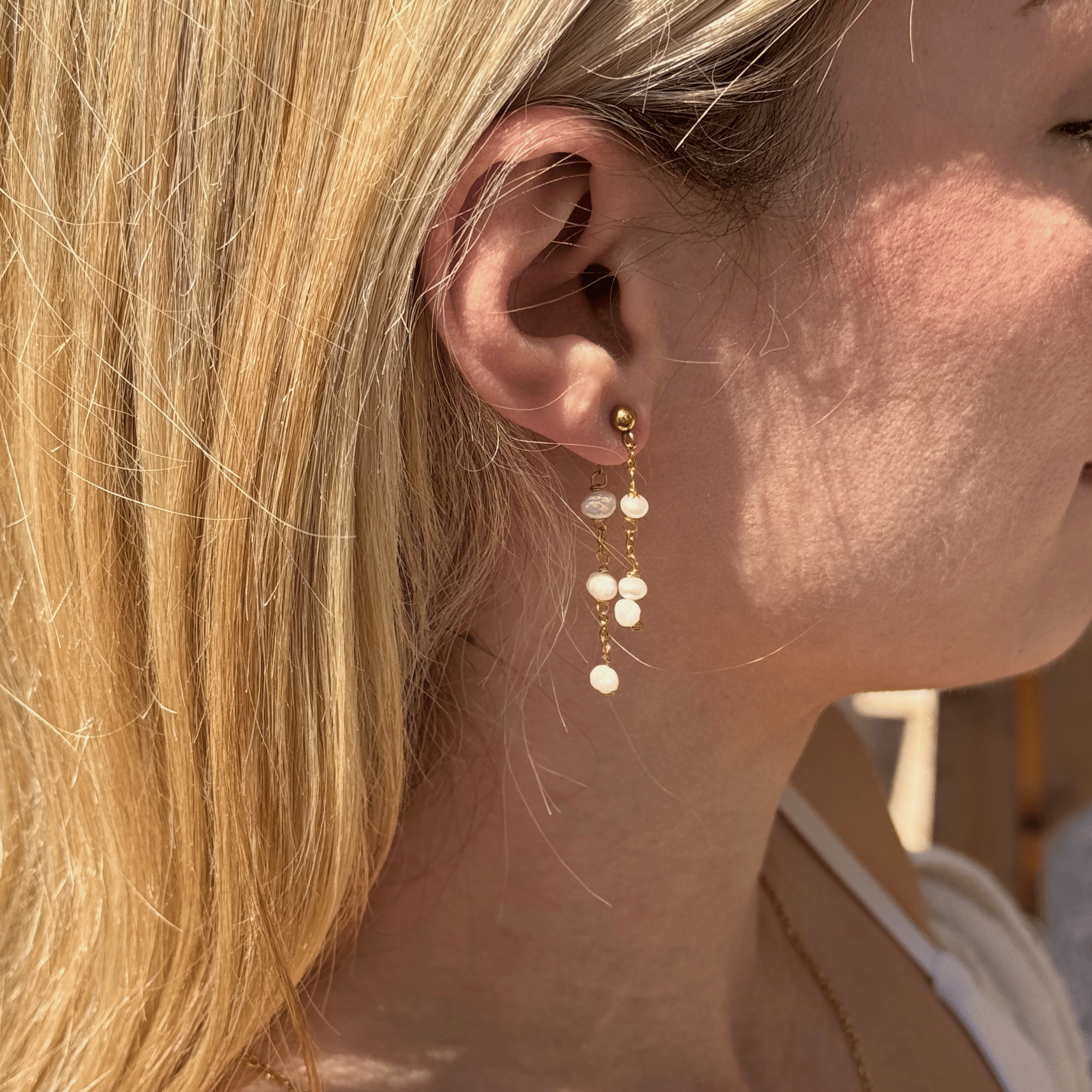 Arete earrings in gold with scattered pearls – Feminine Creatures