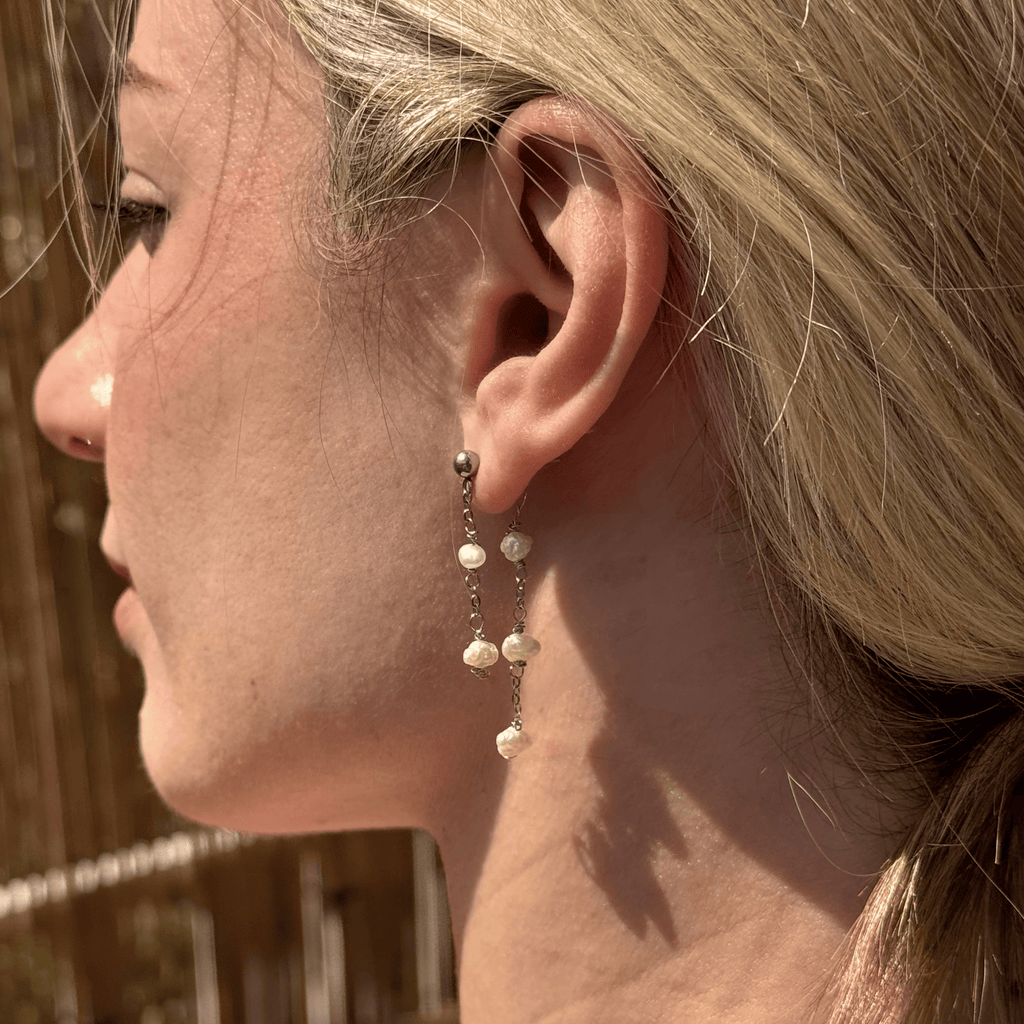 Arete earrings in silver with scattered pearls – Feminine Creatures