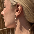 Arete earrings in silver with scattered pearls – Feminine Creatures
