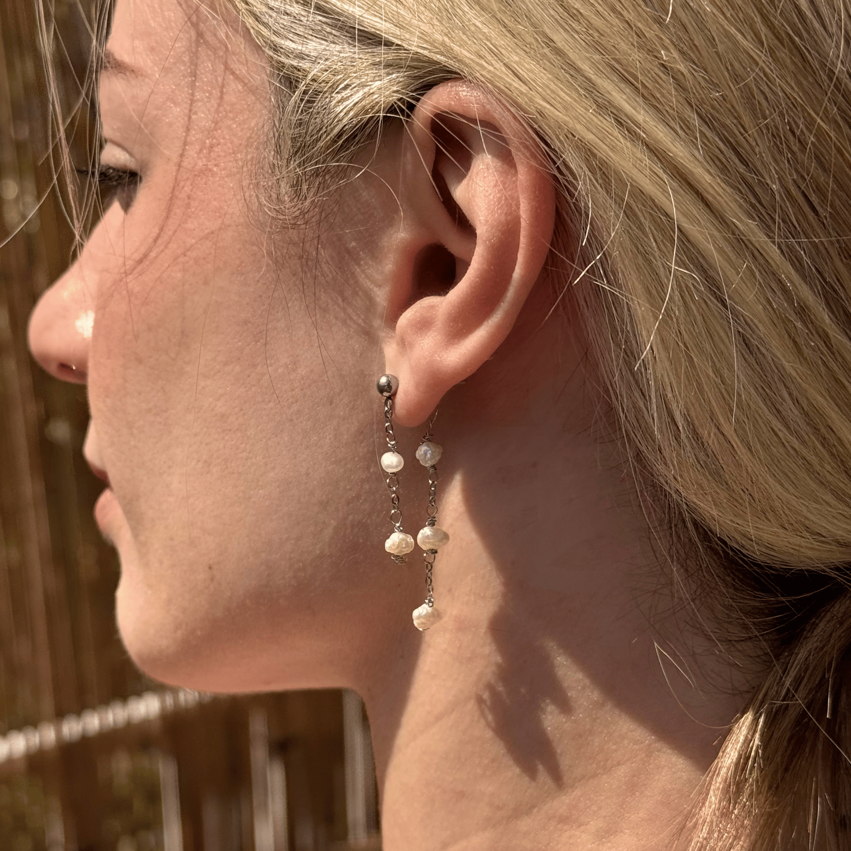 Arete earrings in silver with scattered pearls – Feminine Creatures