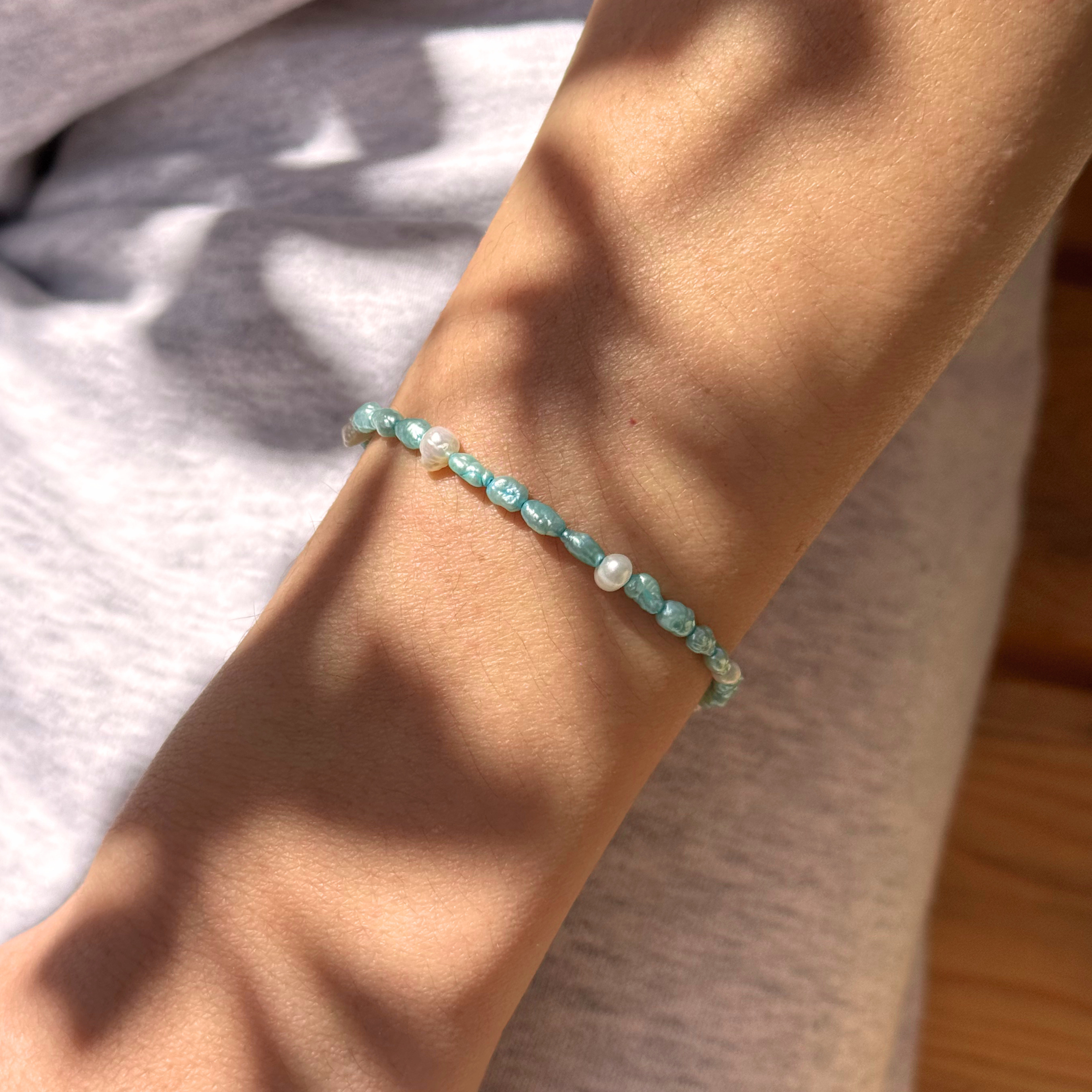 Turquoise Tide bracelet with turquoise and white pearls – Feminine Creatures