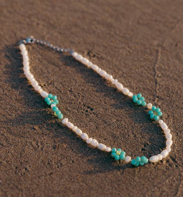 Jasmine necklace with pearls and turquoise crystal flowers – Feminine Creatures